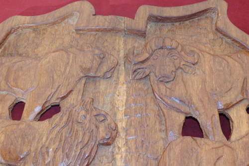 A BEAUTIFUL LARGE "AFRICAN CONTINENT" HAND CARVED WALL CLOCK WITH BIG FIVE CARVED DETAILING