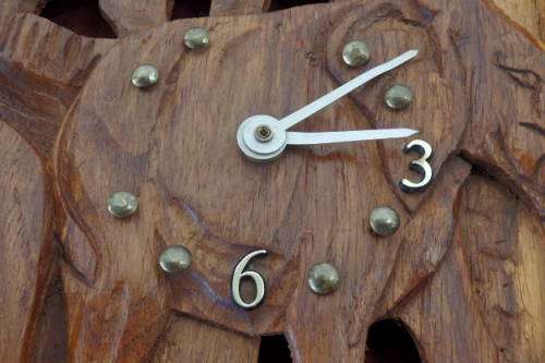 A BEAUTIFUL LARGE "AFRICAN CONTINENT" HAND CARVED WALL CLOCK WITH BIG FIVE CARVED DETAILING