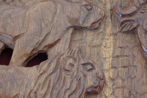 A BEAUTIFUL LARGE "AFRICAN CONTINENT" HAND CARVED WALL CLOCK WITH BIG FIVE CARVED DETAILING