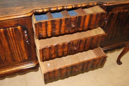 A MAGNIFICENT ANTIQUE STINKWOOD DOUBLE CUPBOARD 3-DRAWER DINING BUFFET SIDE SERVER
