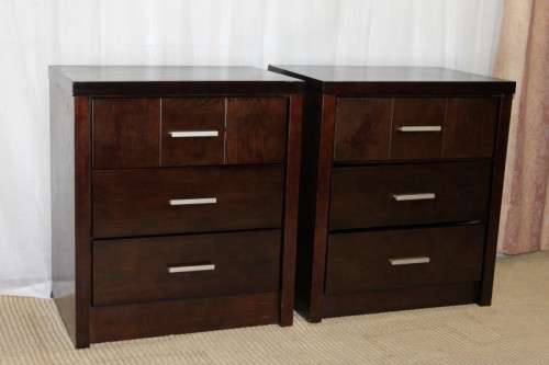 TWO GORGEOUS MODERN 3-DRAWER BEDSIDE PEDESTALS WITH BRUSHED ALUMINIUM HANDLES bid/pedestal