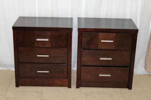 TWO GORGEOUS MODERN 3-DRAWER BEDSIDE PEDESTALS WITH BRUSHED ALUMINIUM HANDLES bid/pedestal