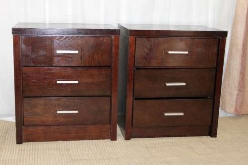 TWO GORGEOUS MODERN 3-DRAWER BEDSIDE PEDESTALS WITH BRUSHED ALUMINIUM HANDLES bid/pedestal