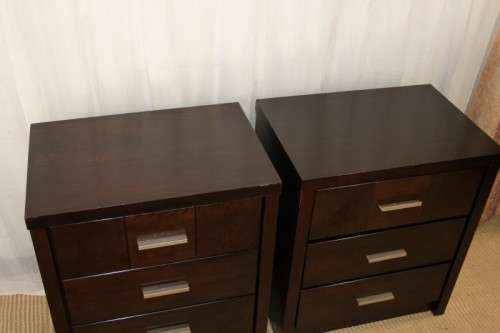 TWO GORGEOUS MODERN 3-DRAWER BEDSIDE PEDESTALS WITH BRUSHED ALUMINIUM HANDLES bid/pedestal