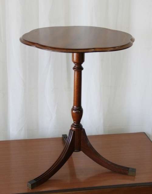 A BEAUTIFUL MAHOGANY OCCASIONAL TABLE WITH RAIL INLAY DETAILING AND BRASS CAPPED FEET