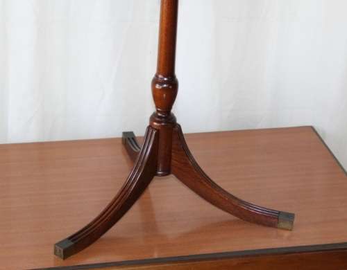 A BEAUTIFUL MAHOGANY OCCASIONAL TABLE WITH RAIL INLAY DETAILING AND BRASS CAPPED FEET