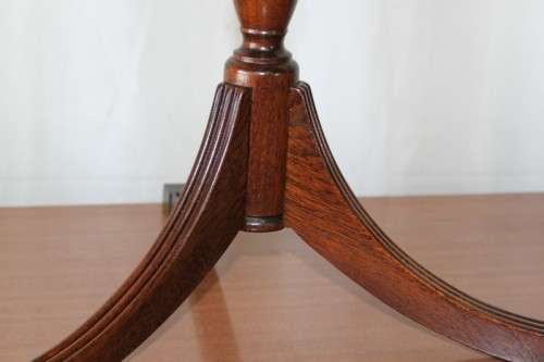 A BEAUTIFUL MAHOGANY OCCASIONAL TABLE WITH RAIL INLAY DETAILING AND BRASS CAPPED FEET