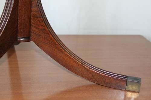 A BEAUTIFUL MAHOGANY OCCASIONAL TABLE WITH RAIL INLAY DETAILING AND BRASS CAPPED FEET