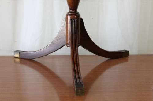 A BEAUTIFUL MAHOGANY OCCASIONAL TABLE WITH RAIL INLAY DETAILING AND BRASS CAPPED FEET
