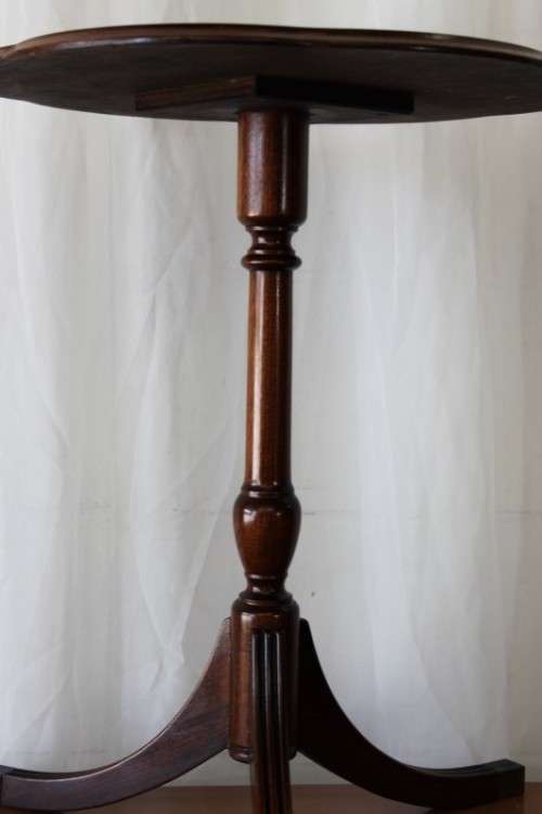 A BEAUTIFUL MAHOGANY OCCASIONAL TABLE WITH RAIL INLAY DETAILING AND BRASS CAPPED FEET