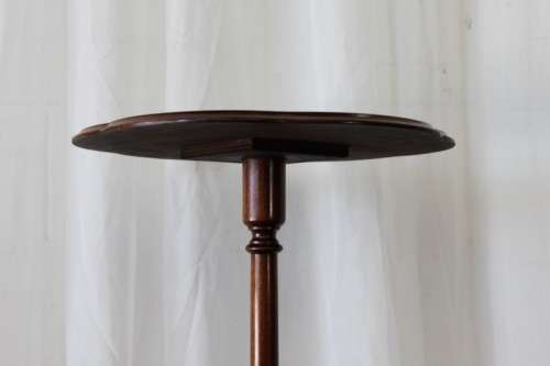 A BEAUTIFUL MAHOGANY OCCASIONAL TABLE WITH RAIL INLAY DETAILING AND BRASS CAPPED FEET