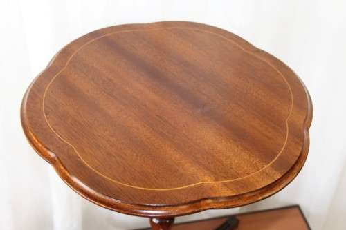 A BEAUTIFUL MAHOGANY OCCASIONAL TABLE WITH RAIL INLAY DETAILING AND BRASS CAPPED FEET