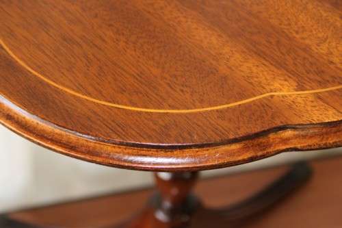 A BEAUTIFUL MAHOGANY OCCASIONAL TABLE WITH RAIL INLAY DETAILING AND BRASS CAPPED FEET