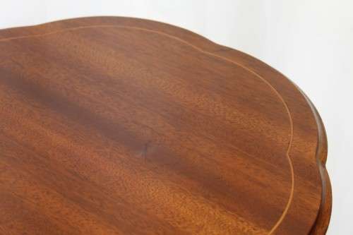 A BEAUTIFUL MAHOGANY OCCASIONAL TABLE WITH RAIL INLAY DETAILING AND BRASS CAPPED FEET