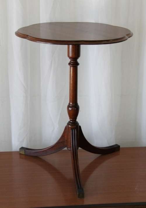 A BEAUTIFUL MAHOGANY OCCASIONAL TABLE WITH RAIL INLAY DETAILING AND BRASS CAPPED FEET