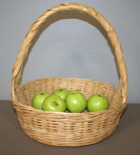 AN AWESOME WICKER PICNIC BASKET WITH A CARRY HANDLE - PREFECT AS A FRUIT BASKET TOO