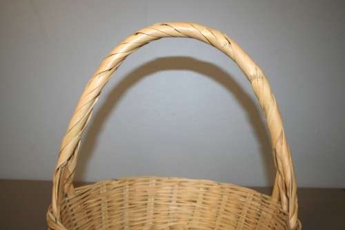 AN AWESOME WICKER PICNIC BASKET WITH A CARRY HANDLE - PREFECT AS A FRUIT BASKET TOO