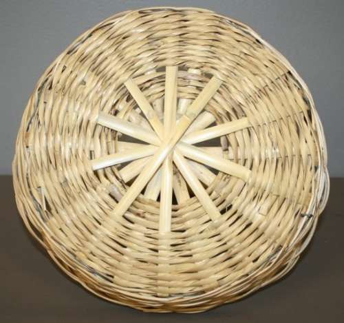 AN AWESOME WICKER PICNIC BASKET WITH A CARRY HANDLE - PREFECT AS A FRUIT BASKET TOO
