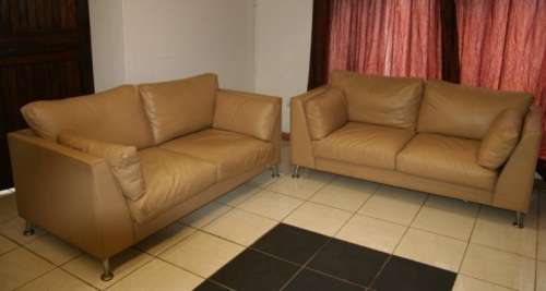 2x SUPERB X-LARGE MODERN STYLED SAND BEIGE GENUINE LEATHER COUCHES IN EXCELLENT CONDITION bid/couch