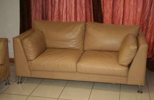 2x SUPERB X-LARGE MODERN STYLED SAND BEIGE GENUINE LEATHER COUCHES IN EXCELLENT CONDITION bid/couch