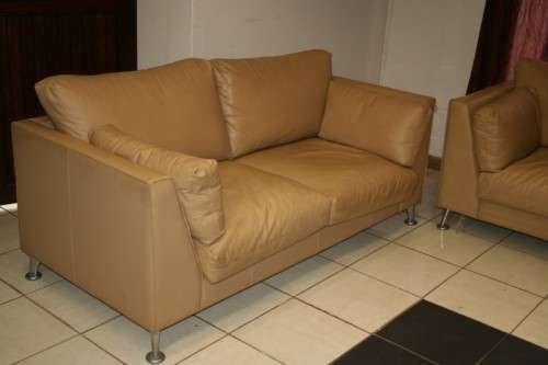 2x SUPERB X-LARGE MODERN STYLED SAND BEIGE GENUINE LEATHER COUCHES IN EXCELLENT CONDITION bid/couch