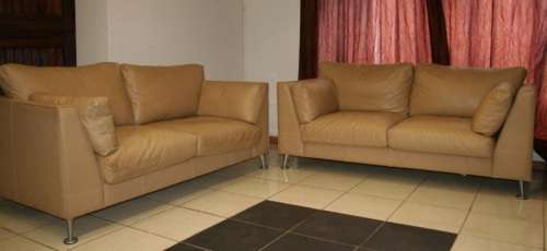 2x SUPERB X-LARGE MODERN STYLED SAND BEIGE GENUINE LEATHER COUCHES IN EXCELLENT CONDITION bid/couch