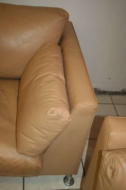 2x SUPERB X-LARGE MODERN STYLED SAND BEIGE GENUINE LEATHER COUCHES IN EXCELLENT CONDITION bid/couch