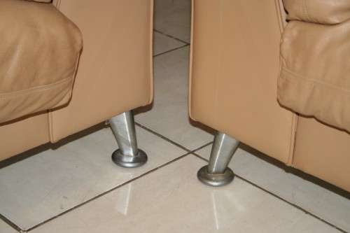 2x SUPERB X-LARGE MODERN STYLED SAND BEIGE GENUINE LEATHER COUCHES IN EXCELLENT CONDITION bid/couch