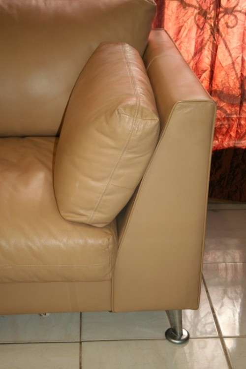 2x SUPERB X-LARGE MODERN STYLED SAND BEIGE GENUINE LEATHER COUCHES IN EXCELLENT CONDITION bid/couch