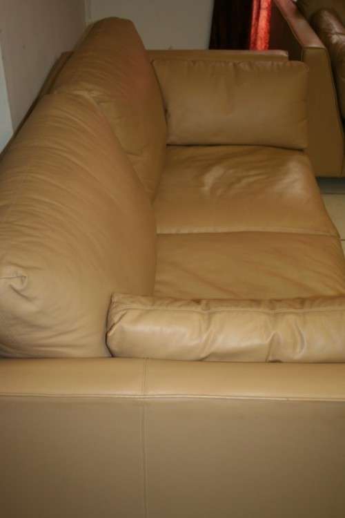 2x SUPERB X-LARGE MODERN STYLED SAND BEIGE GENUINE LEATHER COUCHES IN EXCELLENT CONDITION bid/couch