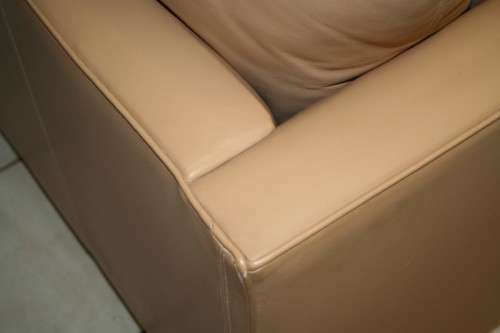 2x SUPERB X-LARGE MODERN STYLED SAND BEIGE GENUINE LEATHER COUCHES IN EXCELLENT CONDITION bid/couch