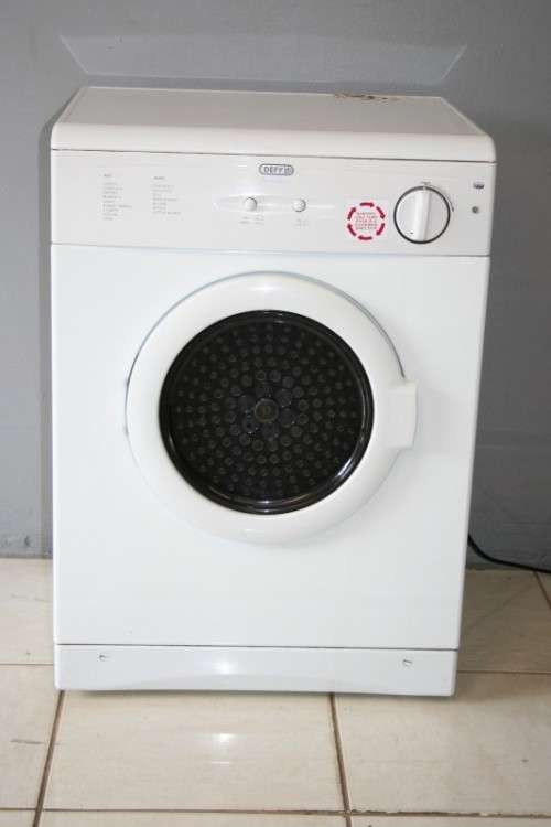 AN AWESOME (WHITE) DEFY AUTODRY TUMBLE DRYER IN WORKING CONDITION = PERFECT FOR RAINY DAYS