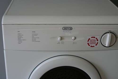AN AWESOME (WHITE) DEFY AUTODRY TUMBLE DRYER IN WORKING CONDITION = PERFECT FOR RAINY DAYS