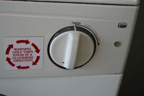 AN AWESOME (WHITE) DEFY AUTODRY TUMBLE DRYER IN WORKING CONDITION = PERFECT FOR RAINY DAYS