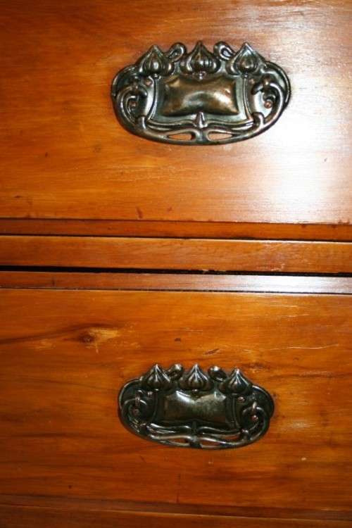 A TRULY BEAUTIFUL ANTIQUE SOLID OREGON PINE 5-DRAWER CHEST OF DRAWERS w/ A TRI-FOLDING VANITY MIRROR