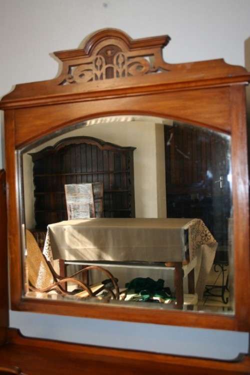 A TRULY BEAUTIFUL ANTIQUE SOLID OREGON PINE 5-DRAWER CHEST OF DRAWERS w/ A TRI-FOLDING VANITY MIRROR