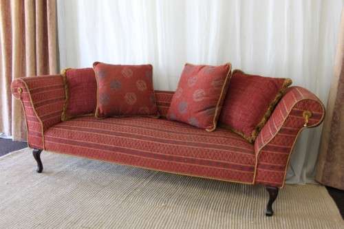 A SPECTACULAR ANTIQUE QUEEN ANNE CHAISE-LONGUE SOFA WITH A MIDDLE EASTERN FLAIR - STUNNING