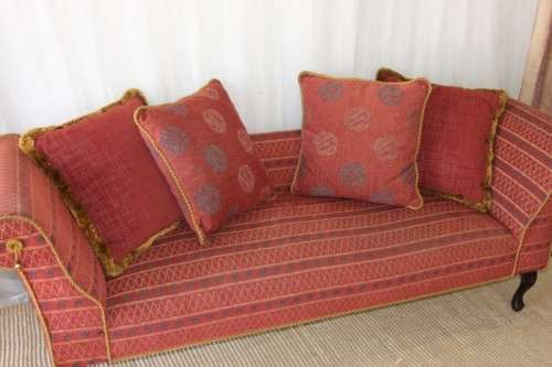 A SPECTACULAR ANTIQUE QUEEN ANNE CHAISE-LONGUE SOFA WITH A MIDDLE EASTERN FLAIR - STUNNING