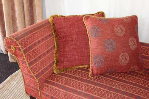 A SPECTACULAR ANTIQUE QUEEN ANNE CHAISE-LONGUE SOFA WITH A MIDDLE EASTERN FLAIR - STUNNING