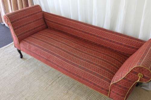 A SPECTACULAR ANTIQUE QUEEN ANNE CHAISE-LONGUE SOFA WITH A MIDDLE EASTERN FLAIR - STUNNING