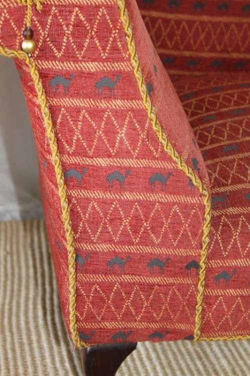 A SPECTACULAR ANTIQUE QUEEN ANNE CHAISE-LONGUE SOFA WITH A MIDDLE EASTERN FLAIR - STUNNING