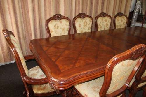 AN ABSOLUTELY STUNNING EXPENSIVE WALNUT AND WALNUT BURR 6 TO 10 SEATER EXTENDABLE DINING TABLE - WOW