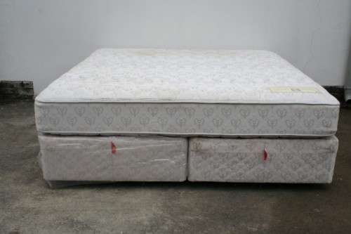 AN AWESOME SEALY POSTUREPEDIC "SUPER KING" SUPER PREMIUM BED MATTRESS AND BASE SET