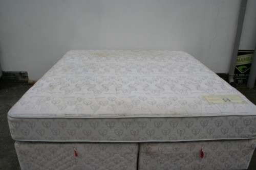 AN AWESOME SEALY POSTUREPEDIC "SUPER KING" SUPER PREMIUM BED MATTRESS AND BASE SET
