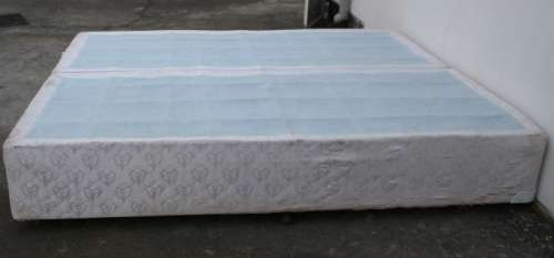 AN AWESOME SEALY POSTUREPEDIC "SUPER KING" SUPER PREMIUM BED MATTRESS AND BASE SET