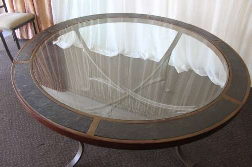 A SPECTACULAR (LARGE) ROUND 6-SEATER PATIO TABLE WITH A BEVELED GLASS TOP AND AMAZING DETAILING