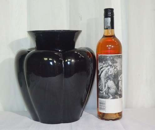 A STUNNING RARE VINTAGE ''LUCIA WARE'' LARGE BLACK SCALLOPED SHAPED VASE IN SUPERB CONDITION