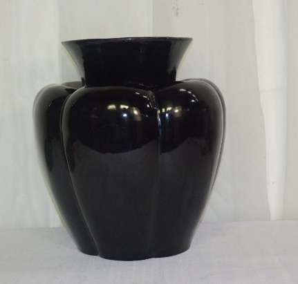 A STUNNING RARE VINTAGE ''LUCIA WARE'' LARGE BLACK SCALLOPED SHAPED VASE IN SUPERB CONDITION