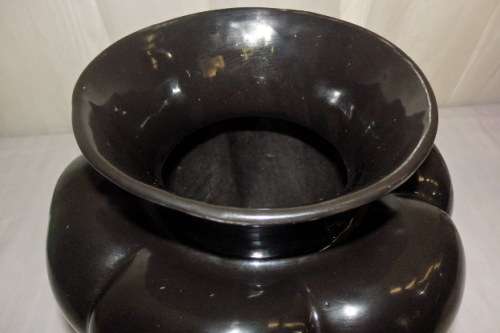 A STUNNING RARE VINTAGE ''LUCIA WARE'' LARGE BLACK SCALLOPED SHAPED VASE IN SUPERB CONDITION