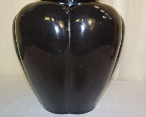 A STUNNING RARE VINTAGE ''LUCIA WARE'' LARGE BLACK SCALLOPED SHAPED VASE IN SUPERB CONDITION